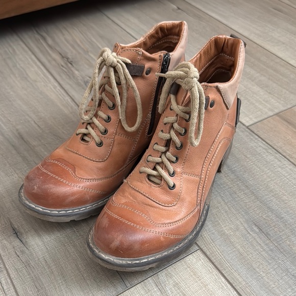 V-Italia Tan Leather Boots - Picture 4 of 4